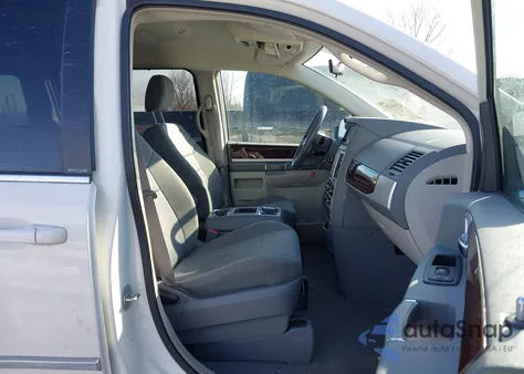 2010 Chrysler Town & Country Touring z USA, uszkodzony, nr VIN 2A4RR5D12AR105203